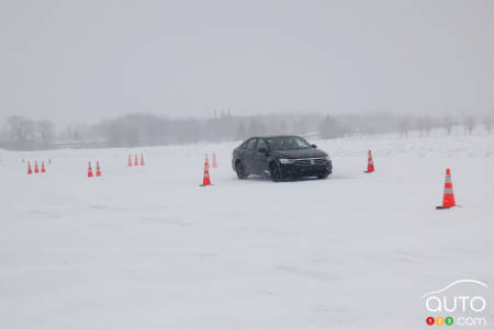 Un des essais les plus concluants s’est fait avec les IceContact avec et sans les crampons sur un circuit spécifique en pleine tempête de neige à ICAR.